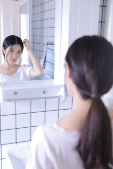 饭桌上故意张开腿让公在线观看